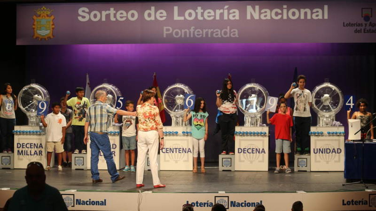 Imagen del ensayo general del sorteo celebrado ayer en el teatro Bergidum de Ponferrada.