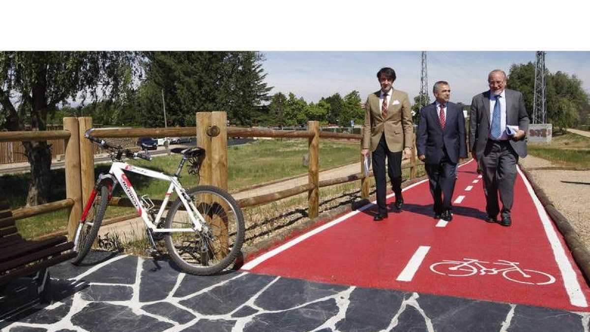 Juan Carlos Suárez-Quiñones, José Miguel Palazuelo y José Valín caminan por el paseo construido junto a los ríos Tuerto y Duerna.