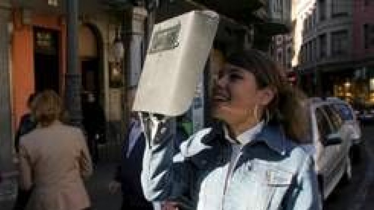 A falta de gafas especiales, una careta de soldador