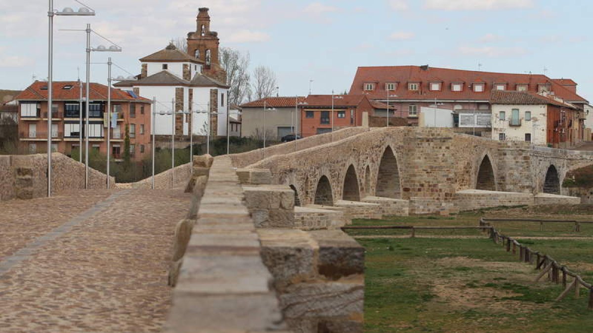 El puente de Hospital de Órbigo es el lugar favorito del showman leonés Dani Martínez.