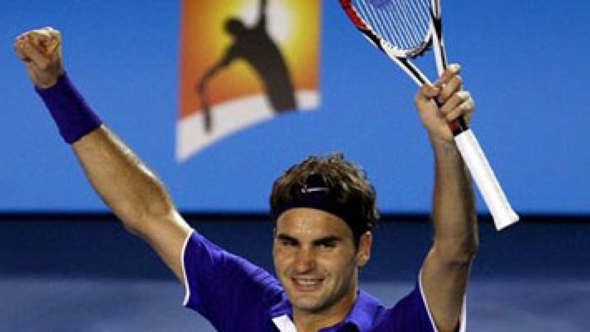 El tenista suizo Roger Federer celebra tras ganar al estadounidense Andy Roddick.