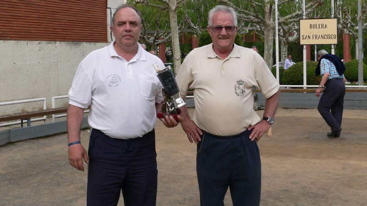El ganador Quiñones posa con el trofeo de ganador.