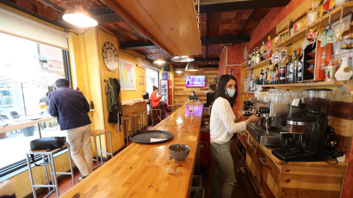 La hostelería de Ponferrada apuraba ayer por la tarde el uso en el interior, para limitarse desde hoy a las terrazas cuando se publique la orden del Bocyl. L. DE LA MATA