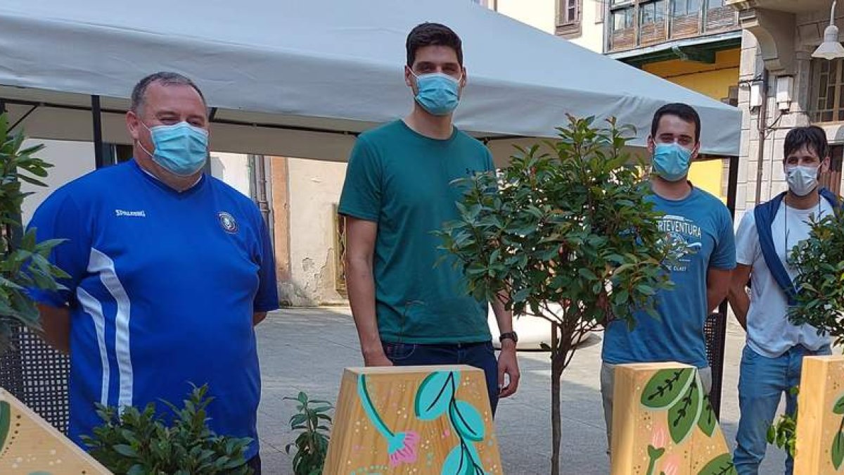 Miguel Ángel Rodríguez, primero por la izquierda, con el cuerpo técnico del E.Leclerc Caja Rural RDL. DL