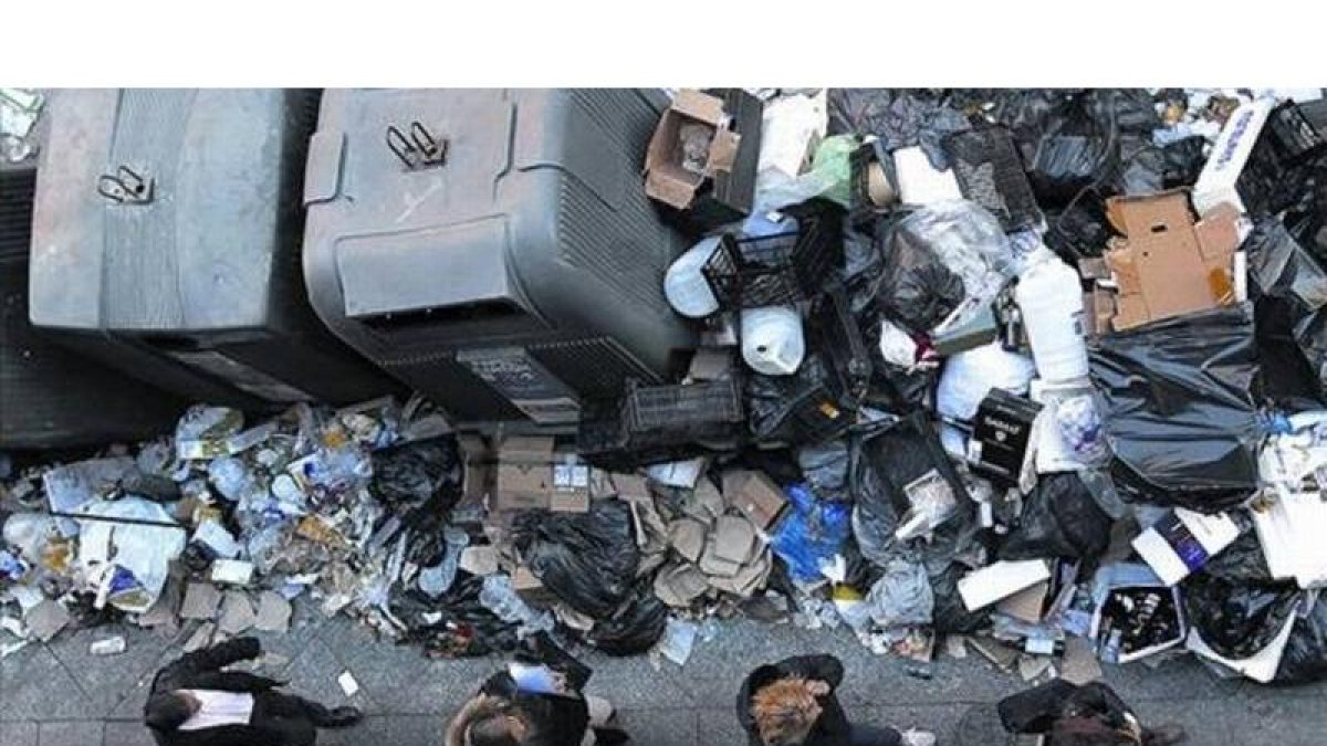 Basura acumulada en una calle de Madrid, ayer.