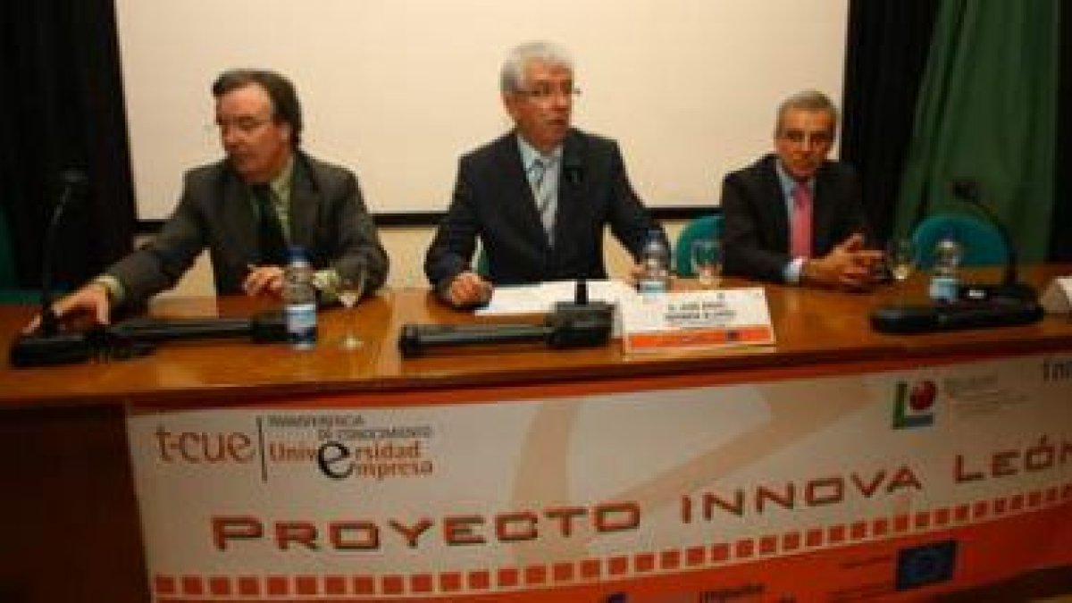 El rector, en el centro de la imagen, durante un acto en el Campus de Ponferrada.