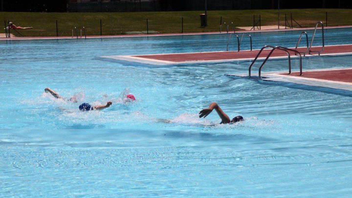 Unos bañistas en las instalaciones de una de las piscinas municipales.