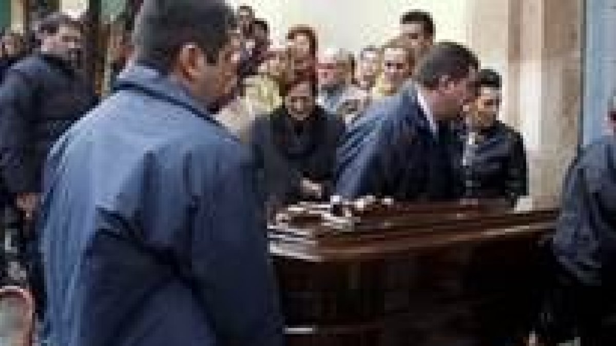 Familiares y amigos de la joven fallecida acudieron ayer masivamente al funeral y entierro