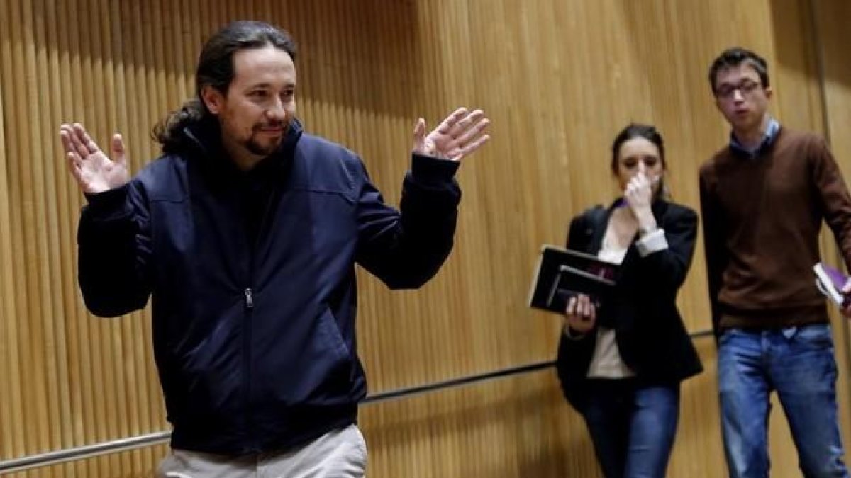 Pablo Iglesias saluda a la prensa a su llegada a la reunión del grupo parlamentario.
