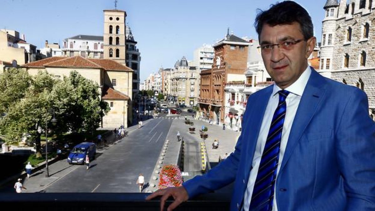 Juan Martínez Majo en uno de los balcones del Palacio de los Guzmanes.