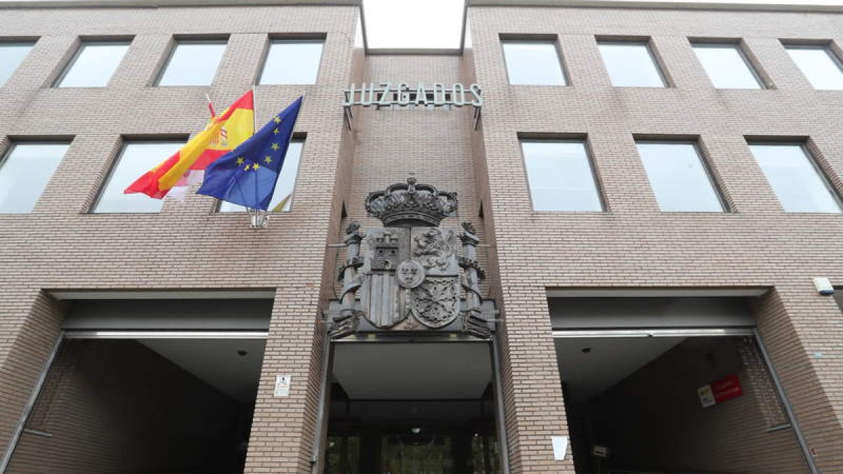 La sentencia que anula una tarjeta abusiva fue dictada en los tribunales de Ponferrada. ANA F. BARREDO