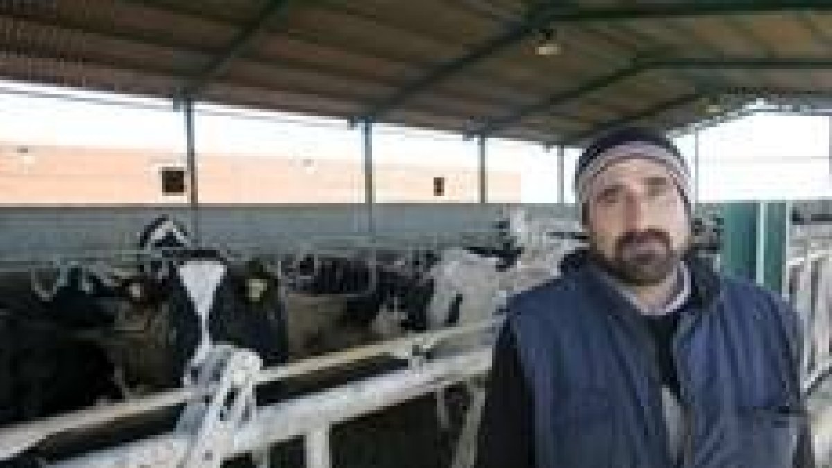 Teodoro Cadenas Fernández acaba de modernizar parte de su explotación ganadera, en Villarrabines