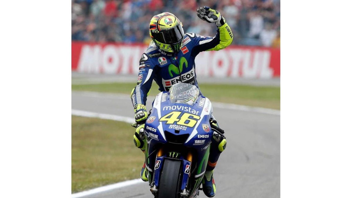 Rossi celebra la pole en el circuito de Assen.