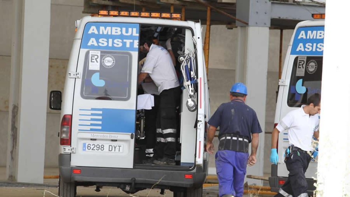 Los servicios de emergencia atienden a un trabajador tras un accidente laboral.