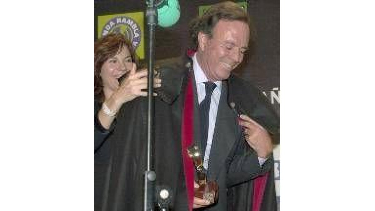 Julio Iglesias y Ferrán Adriá, junto a Joan Manuel Serrat
