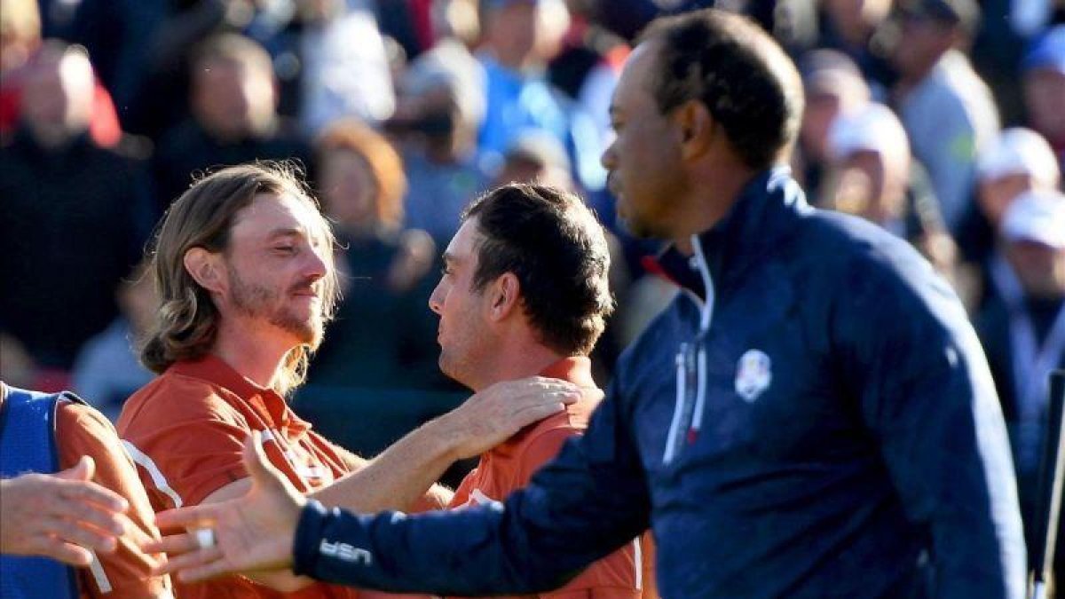 Fletwood y Molinari se felicitan tras sumar un nuevo punto en presencia de Woods