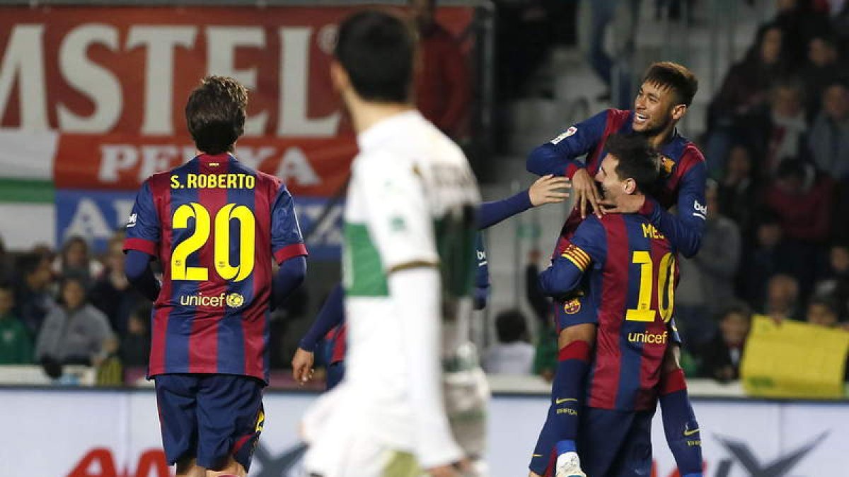 Messi levanta a Neymar tras anotar el brasileño su segundo gol, el que era el quinto del Barça.