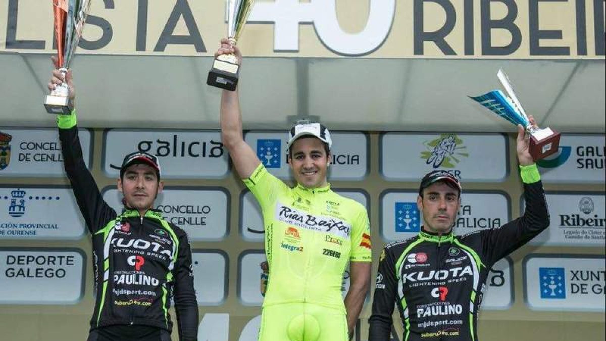 Sergio Pérez (d) en el tercer peldaño del podio en Orense. DL