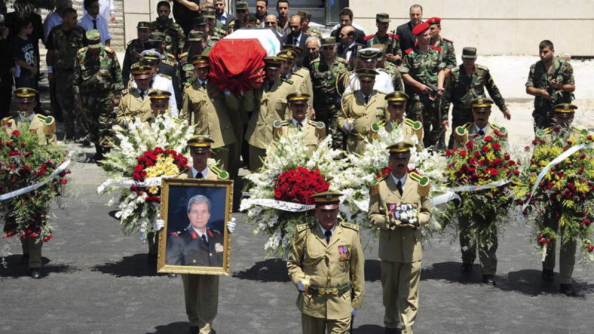 Comitiva fúnebre que acompañó ayer al féretro del general sirio Ikhtiyan.