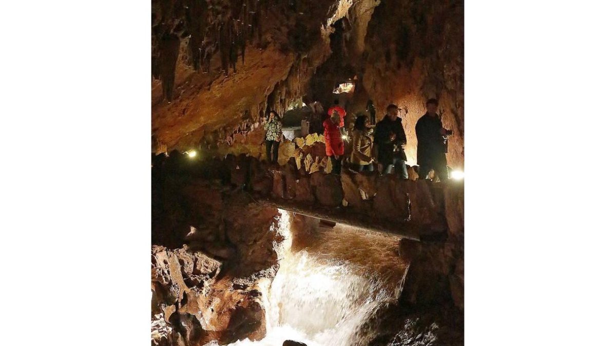 Los juegos de luces y colores y las caprichosas formas esculpidas durante siglos por las aguas fueron admiradas de nuevo.
