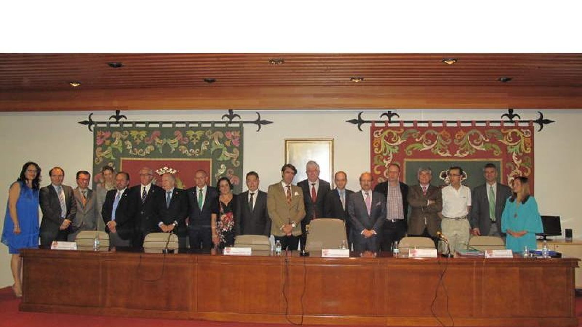 Representantes de todas las administraciones que firmaron los convenios de prácticas.