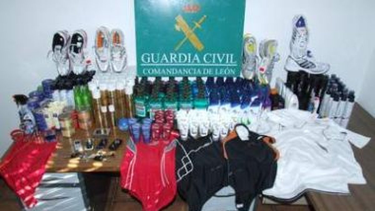 Detalle de todo el material incautado a los detenidos rumanos, que vivían en el pueblo leonés de Vil