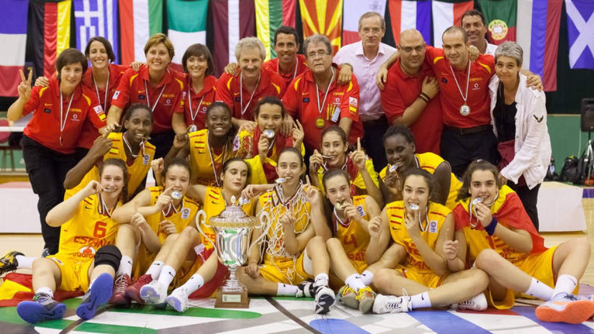 Ángela, tercera por la izquierda, celebra junto al resto de la selección española el título logrado en el Europeo de Bulgaria.