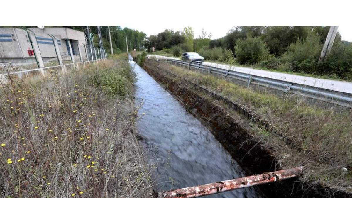 El Canal Bajo del Bierzo se ha quedado a todas luces obsoleto y desde la comarca se reclama con urgencia su modernización. L. DE LA MATA