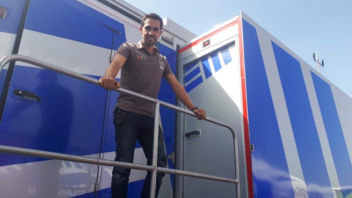 Alberto Contador, en el autobús de Eurosport, en la zona de meta de La Covatilla, el pasado domingo, en la Vuelta.