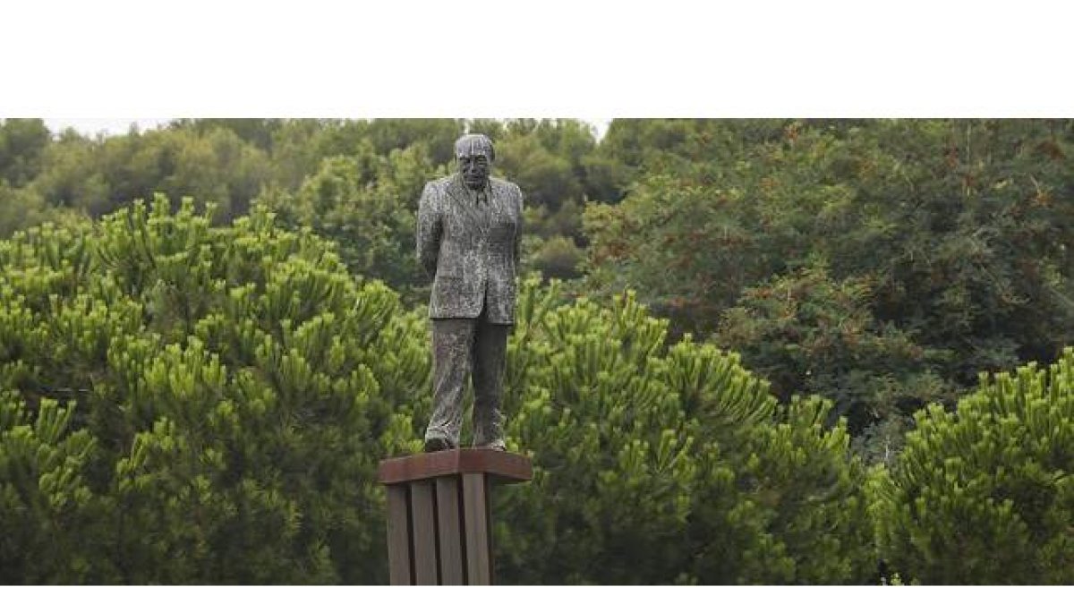 JULIO CARBÓ Estatua de Jordi Pujol en Premià de Dalt. JULIO CARBÓ Estatua de Jordi Pujol en Premià de Dalt.