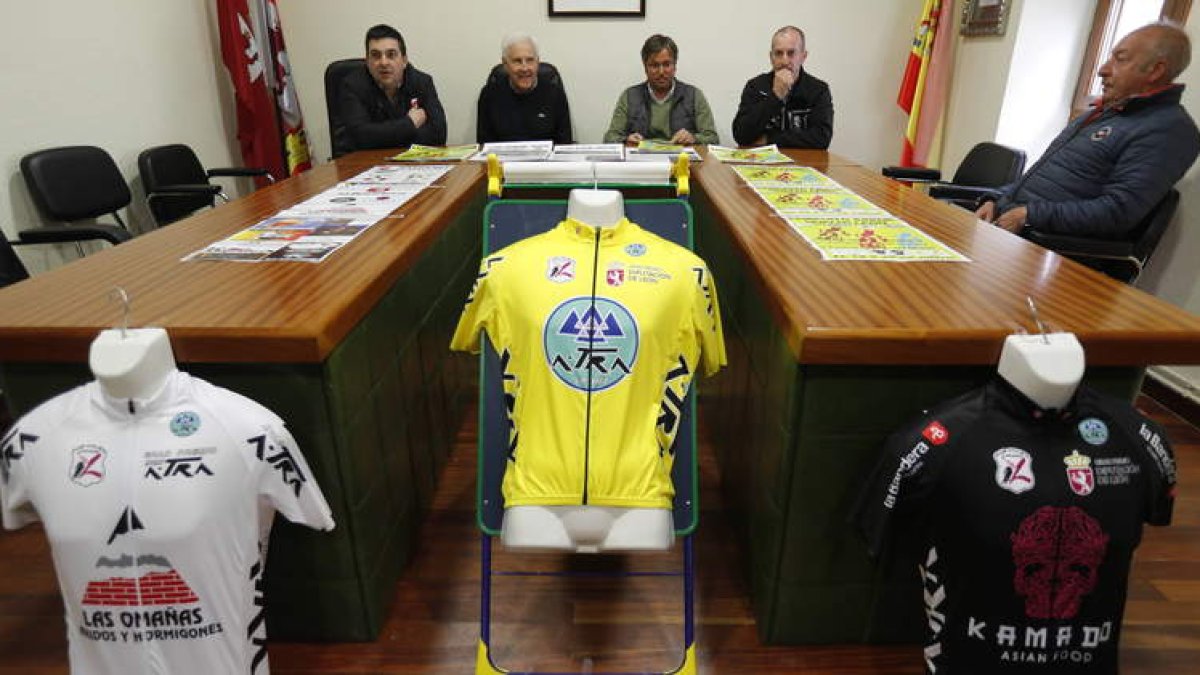 El Ayuntamiento de San Emiliano albergó la presentación de la Vuelta a León Júnior-Arte en Transfer. RAMIRO
