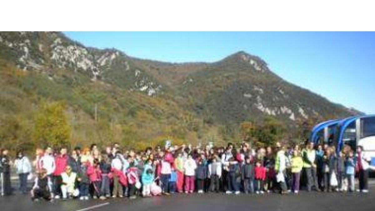 Fotografía de grupo de los asistentes rodeados de las montañas asturianas.