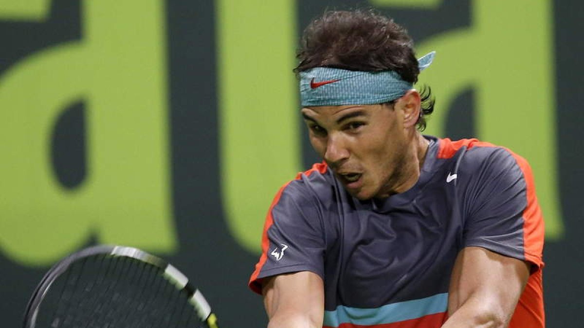 Nadal golpea la bola en su partido frente al alemán .
