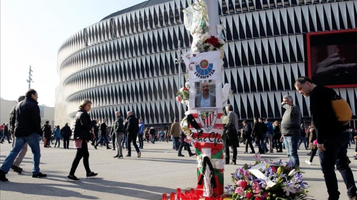 Altar en recuerdo al fallecido la semana pasada frente al Spartak