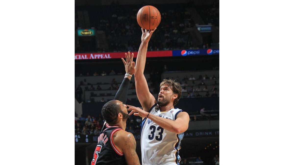 El jugador de los Memphis Grizzlies Marc Gasol salta por encima de Carlos Boozer, de los Chicago Bulls.