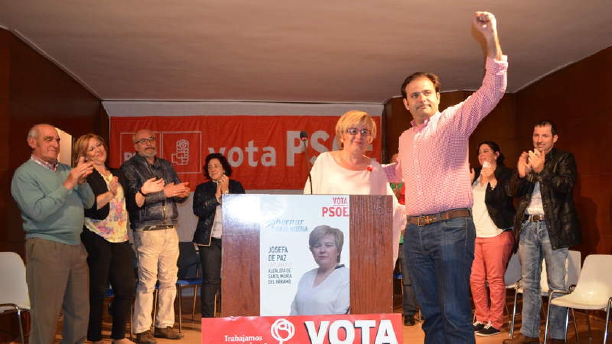 La canditada a la alcaldía, Josefa ded Paz, y el líder provincial del PSOE, Tino Rodríguez.