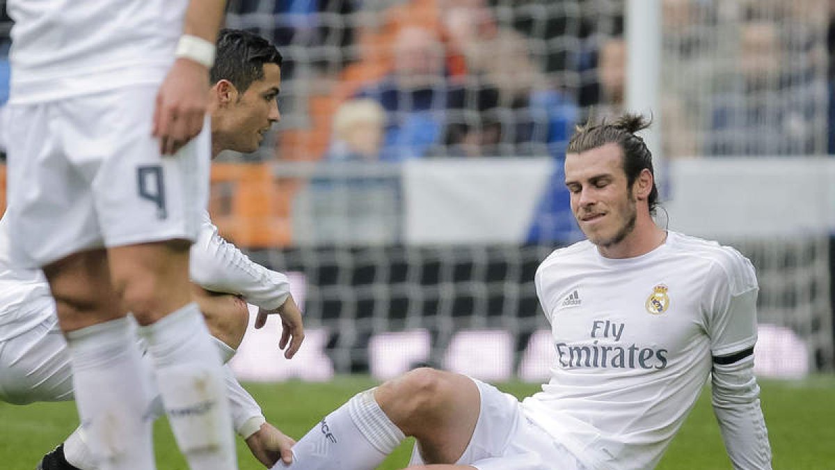 Gareth Bale, junto a su compañero Cristiano Ronaldo cuando sufrió la lesión ante el Sporting.