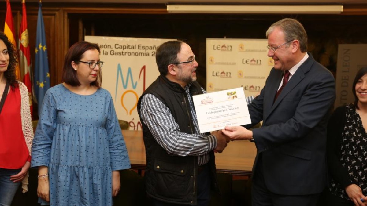 Un momento de la entrega del reconocimiento a José Luis Chamorro esta mañana