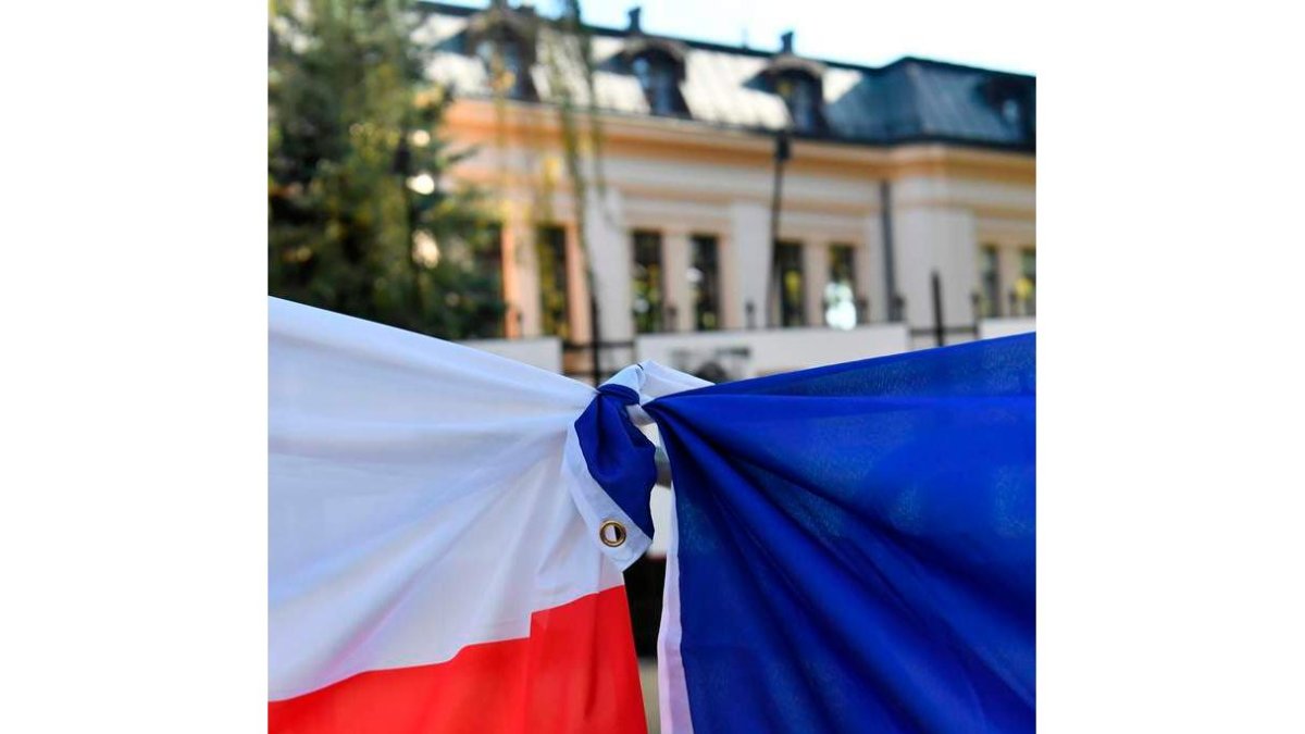 Las banderas de Polonia y la UE ayer, en Varsovia. RADEK PIETRUSZKA