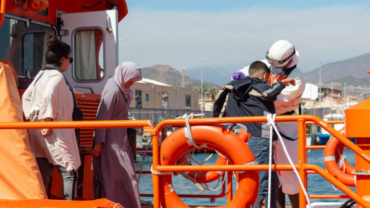 Imagen de algunos de los migrantes a su llegada al puerto. ALBA FEIXAS