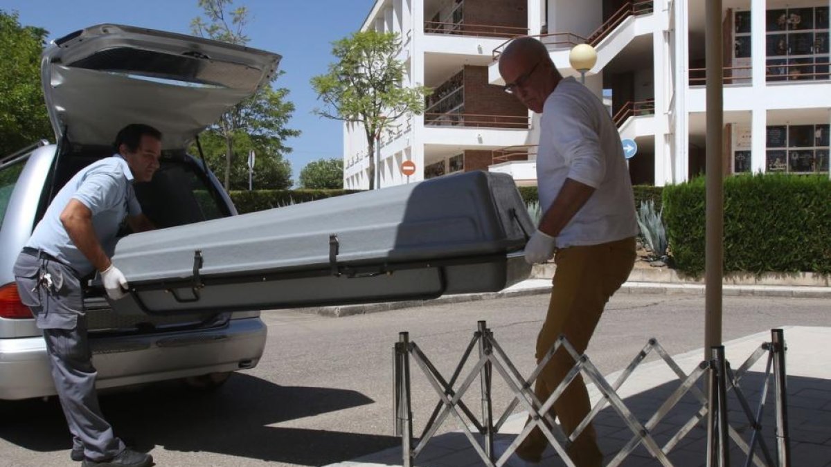 Los restos mortales de Blesa son trasladados para que se realice la autopsia.