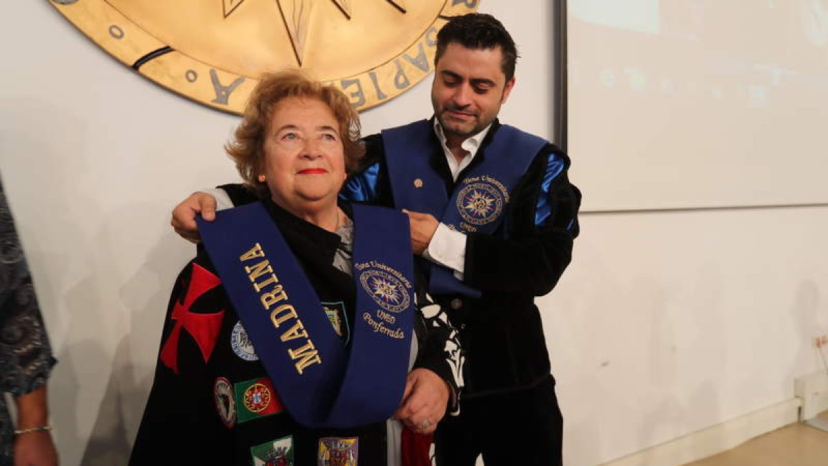 La locutora Yolanda Ordás y el presidente de la Tuna Universitaria de la Uned de Ponferrada. L. DE LA MATA