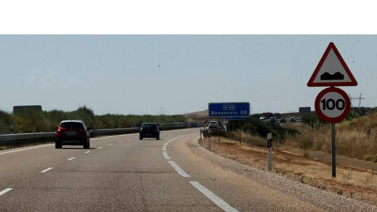 Detalle de la señalización que acompaña el declive de la plataforma derecha de la León-Benavente. RAMIRO