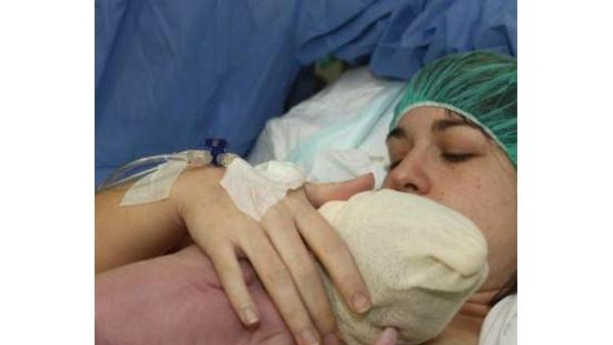 Silvia acaba de dar a luz. Su hijo permanecerá en su pecho desnudo durante más de una hora.