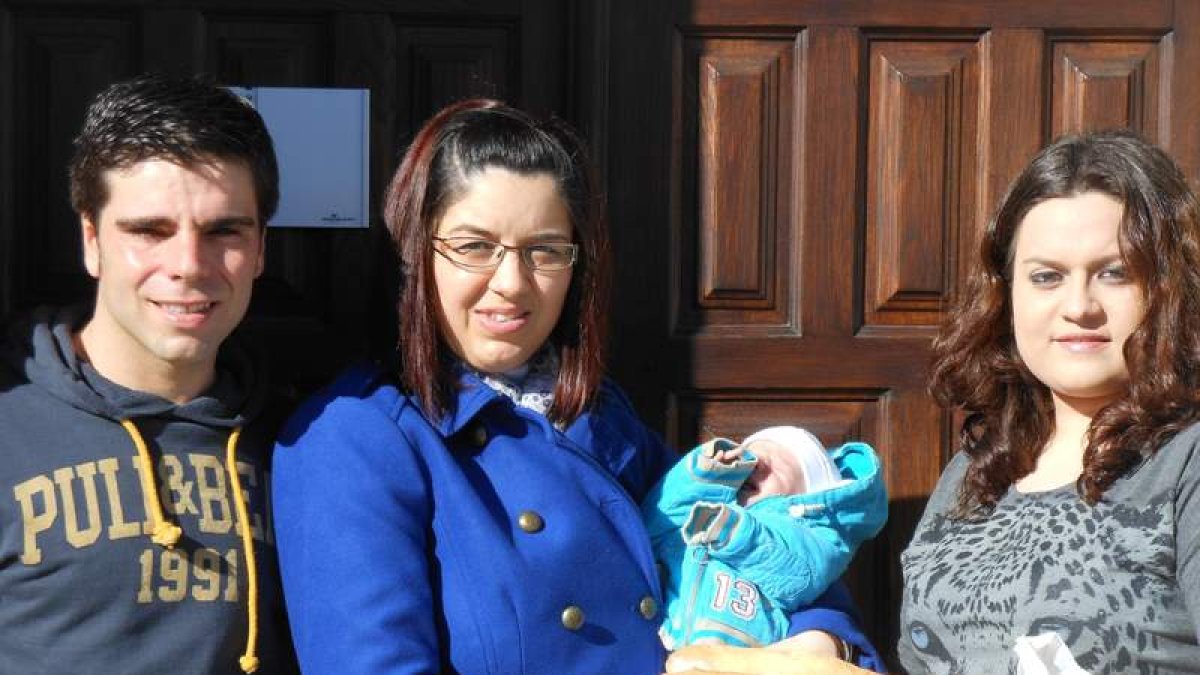 Jorge y sus padres, junto a la hija del panadero de Matarrosa.