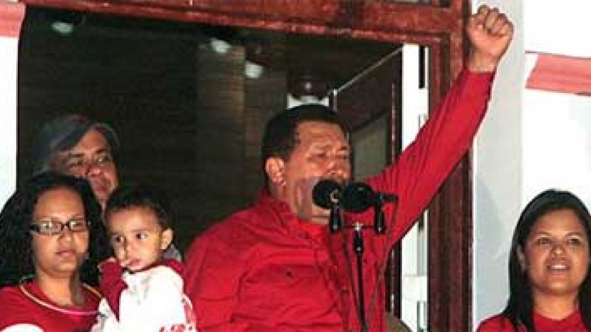 El presidente venezolano, Hugo Chávez, se dirige a sus seguidores.