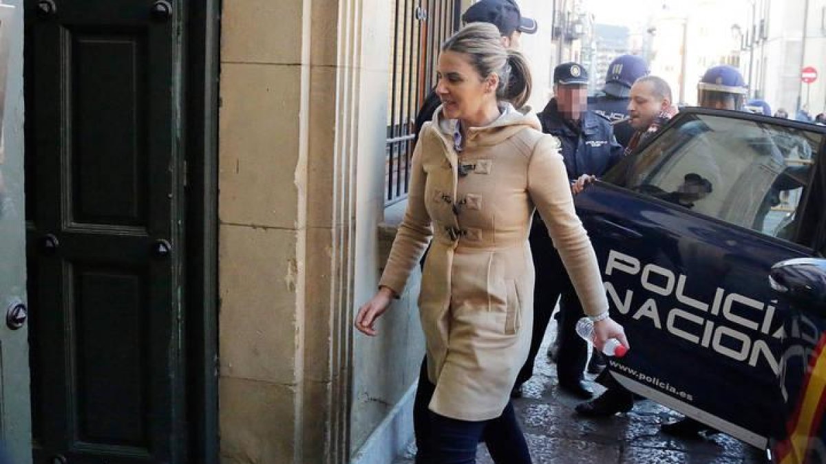 La viuda de Larralde llega a una de las sesiones del juicio que se celebró en la Audiencia Provincial.