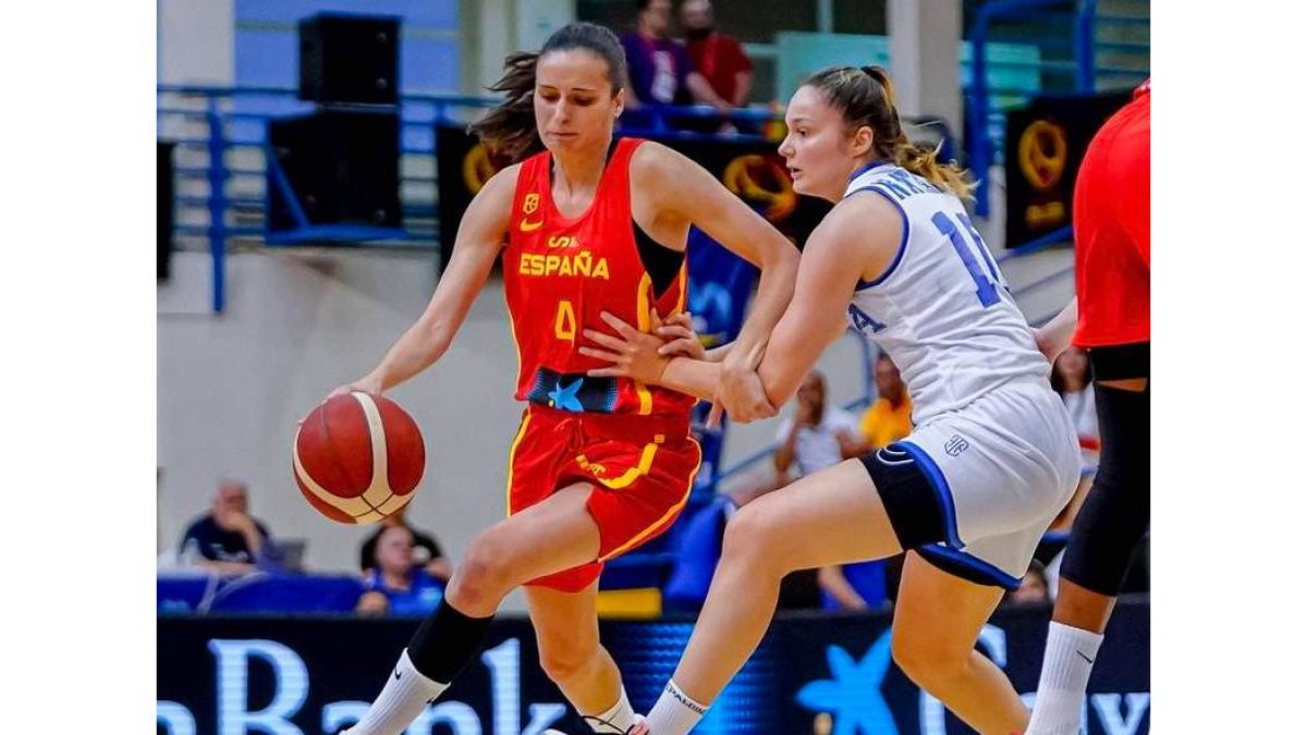 Ángela Salvadores debutó con la selección absoluta frente a Italia. RFEB