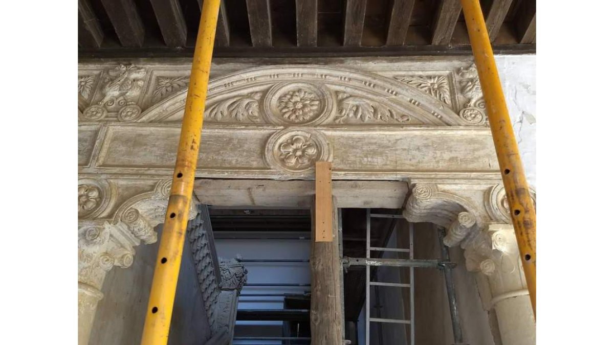 La escalera del Palacio de Grajal, apuntalada y con andamios, se encuentra en un delicado estado. JORGE MARTÍNEZ MONTERO