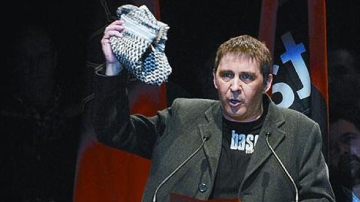 Arnaldo Otegi, en un acto celebrado en 2004 en el velódromo de Anoeta, recinto al que volverá cuatro días después de quedar en libertad.